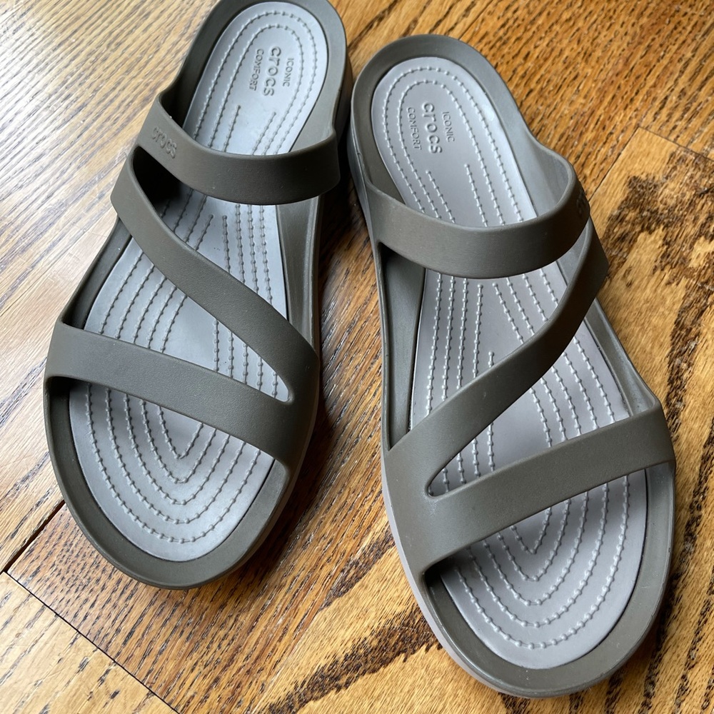 Like new! Size 10W Crocs swiftwater sandals slide